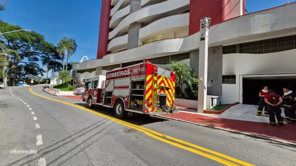 Carro pega fogo em garagem de prédio no bairro Vila Ema