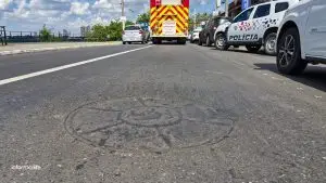 Motociclista se desequilibra ao passar sobre bueiro e cai na Anchieta