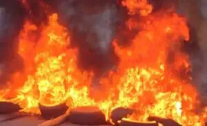 Moradores queimam pneus na zona leste