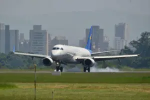 1º E-Jet convertido para transporte de carga faz voo inaugural