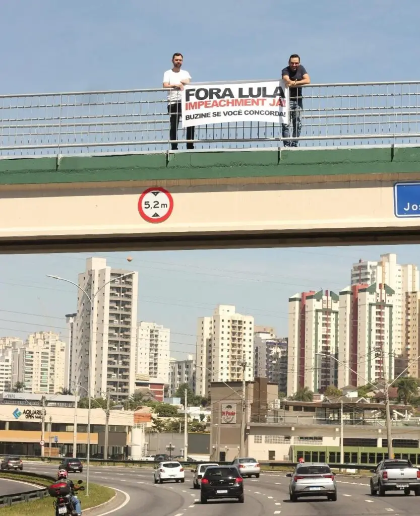 Vereador de São José faz campanha contra Lula no Anel Viário