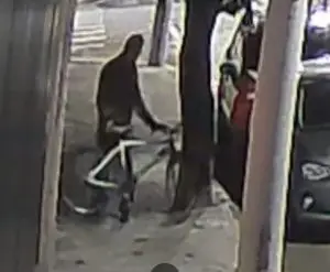 Criminoso quebra vidro de carro e furta mochila na rua Santa Clara