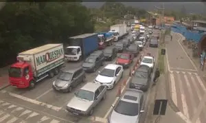 Após ventania, balsa para Ilhabela volta a operar com espera de 120 minutos