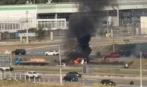 Carro pega fogo na Via Dutra em São José dos Campos