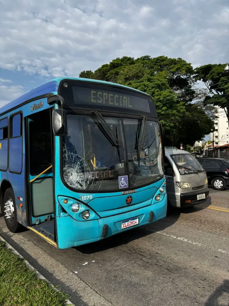 Homem é atropelado por ônibus na Estrada Velha no Parque