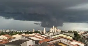 Chuva forte com granizo alaga ruas e causa transtornos em São José