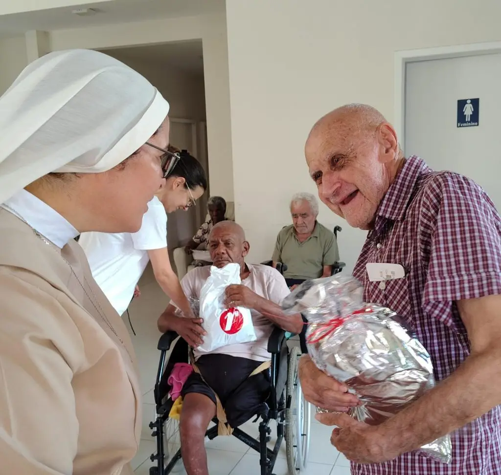 Magia do Natal emociona no Asilo Santo Antônio em São José