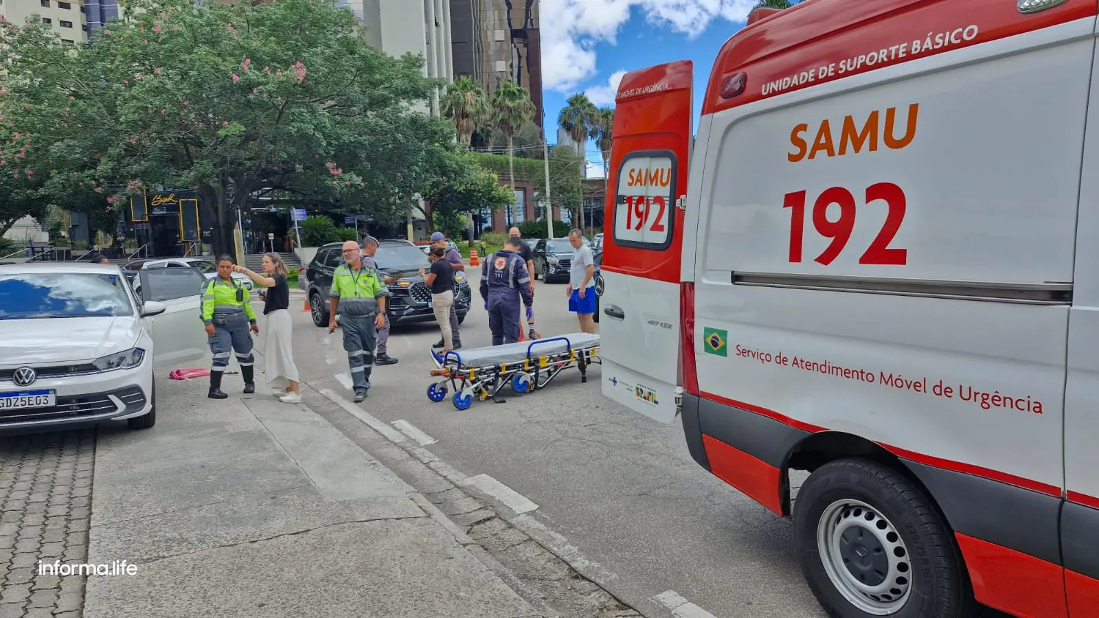 Carro atropela motociclista na avenida Cassiano Ricardo 