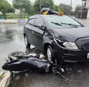 Acidente termina com motociclista no teto do carro em Caçapava