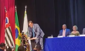 Reinaldinho promete trabalho e diálogo ao assumir a prefeitura de São Sebastião
