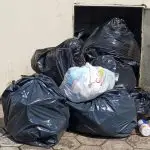 Crise da coleta de lixo em Caraguá gera revolta entre moradores e turistas!