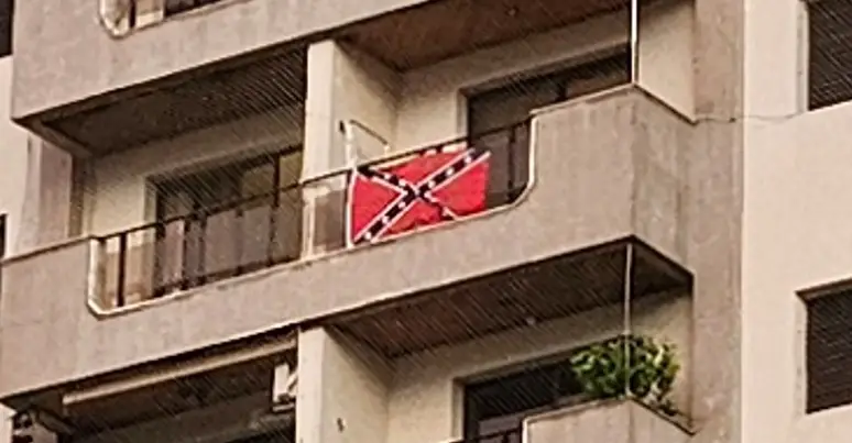 Exibição da bandeira dos Estados Confederados gera revolta em São José dos Campos