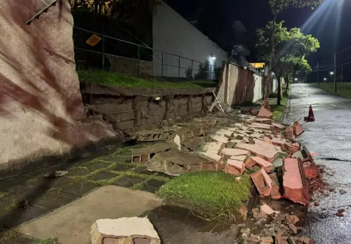 Temporal provoca alagamentos e derruba muro no Urbanova