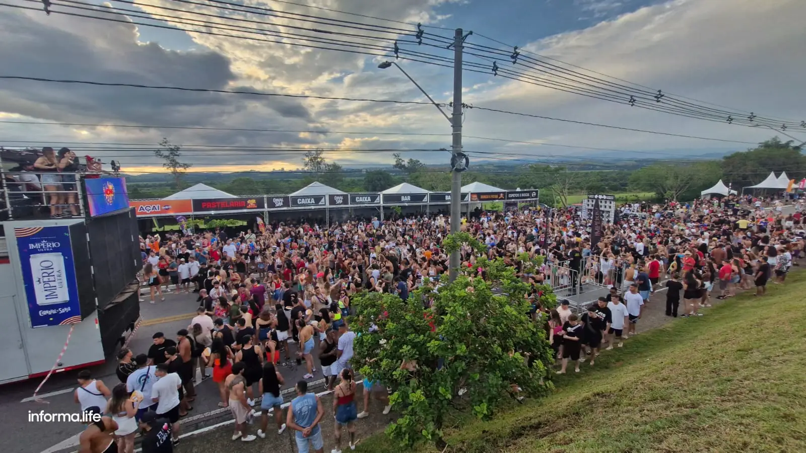 Pré-carnaval na Via Oeste reúne 4 mil foliões em SJC