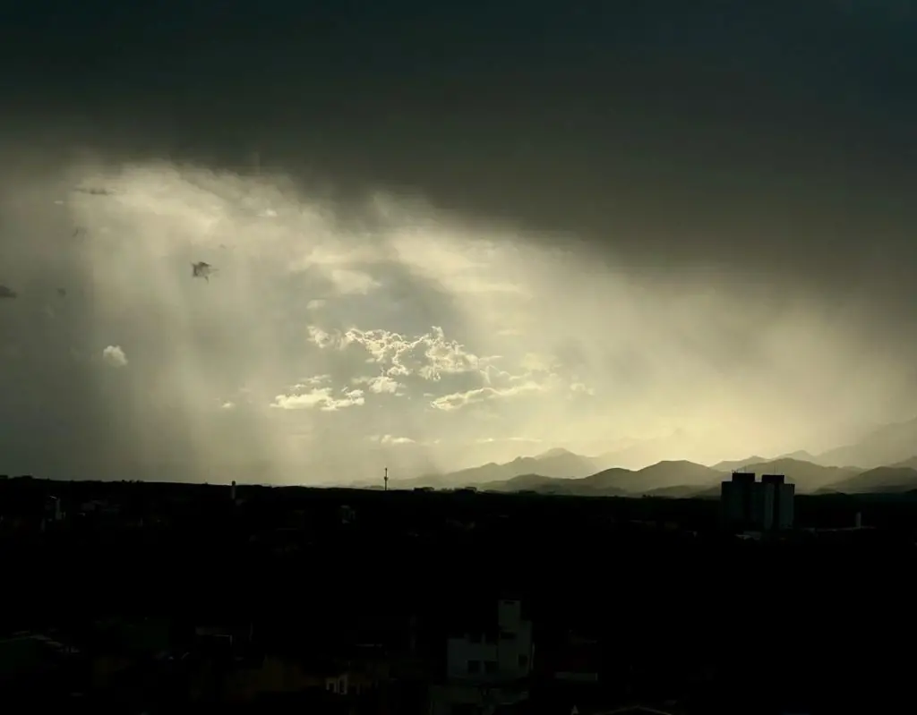 Defesa Civil alerta para chuva forte, raios e vento na RM Vale