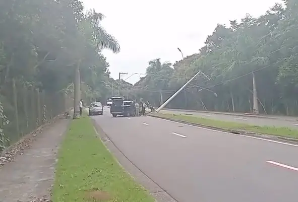 Motorista perde o controle e acerta poste no Urbanova