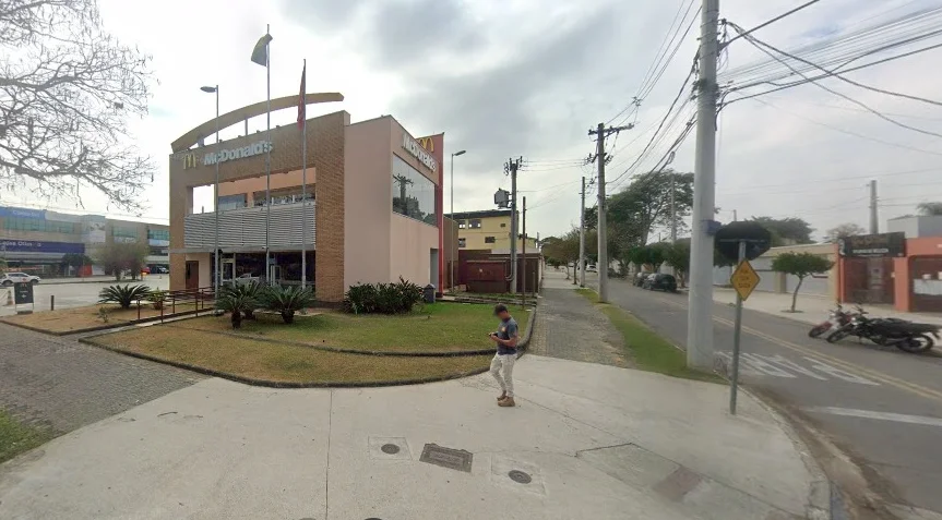 Moradores da rua Enseada em São José enfrentam problemas de mobilidade com entregadores de Fast food