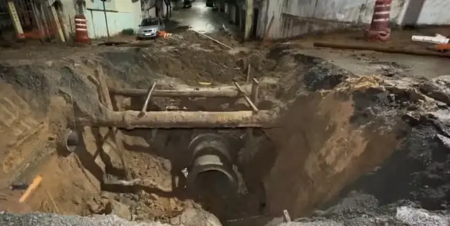 Chuva abre cratera e interdita importante avenida na zona norte