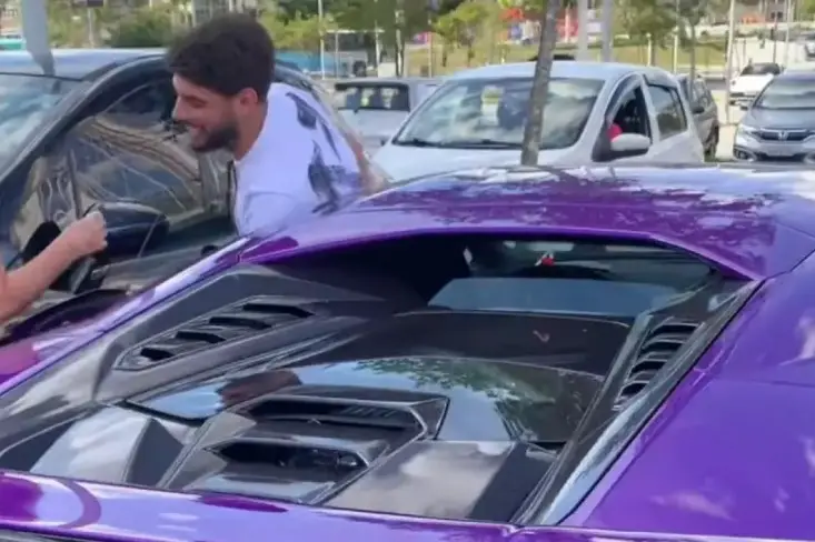 Lamborghini Huracán roxa de Yuri Alberto chama atenção na zona oeste de São José