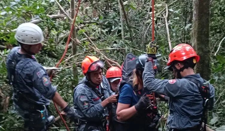 Mulher fica presa em árvore após salto de parapente em Caraguá