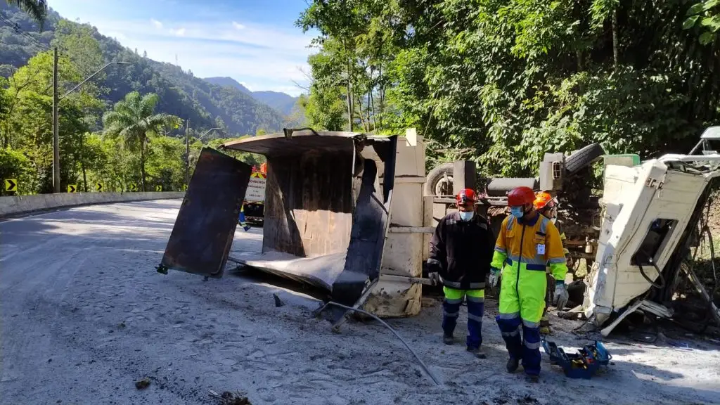 Caminhão de areia tomba e interdita trecho da Tamoios