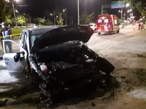 Carro acerta muro, roda e duas pessoas ficam feridas em Caraguatatuba na noite desta quinta!