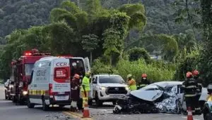 Colisão frontal entre carro e ônibus deixa uma vítima fatal na Rio‑Santos em Ubatuba