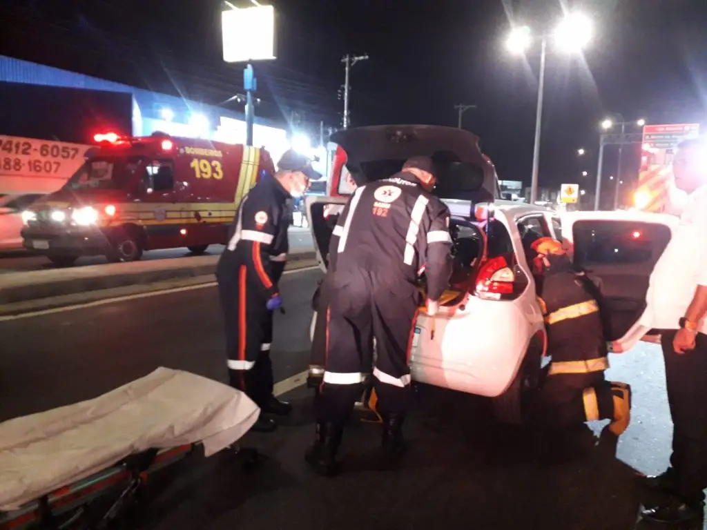 Colisão traseira na SP-55 deixa mulher presa nas ferragens em Caraguatatuba