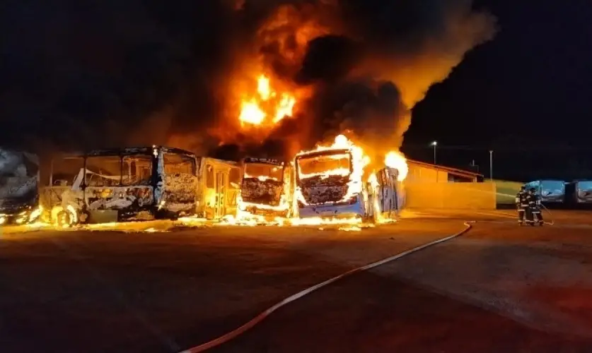 Incêndio destrói 17 ônibus e prejudica quase 900 estudantes em São Sebastião