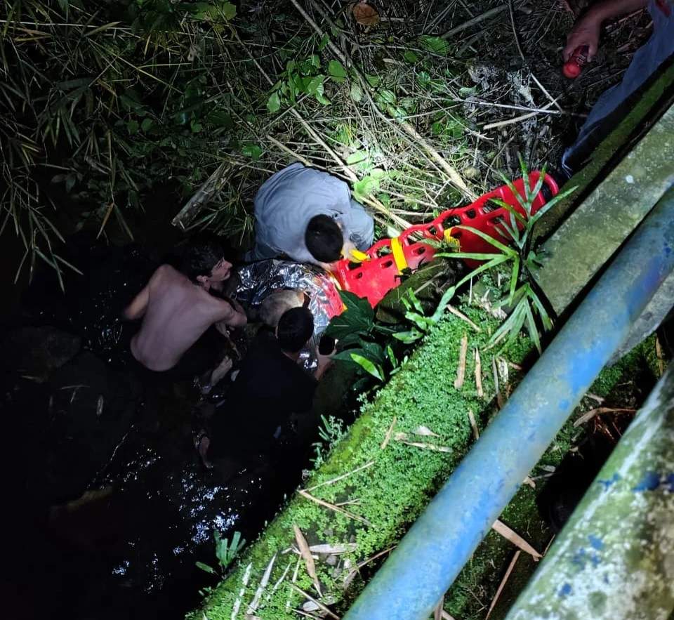 Idoso sofre queda de ponte e é regatado pelos Bombeiros em Caraguatatuba