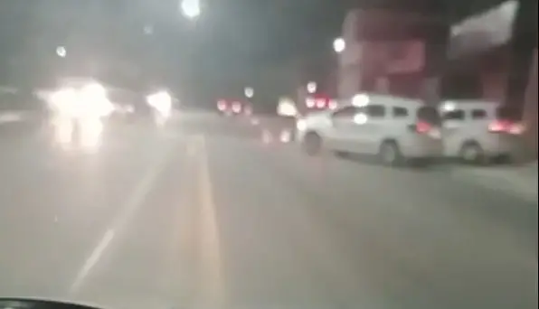 Acidente entre carro e moto deixa motociclista ferido na avenida Sebastião Gualberto