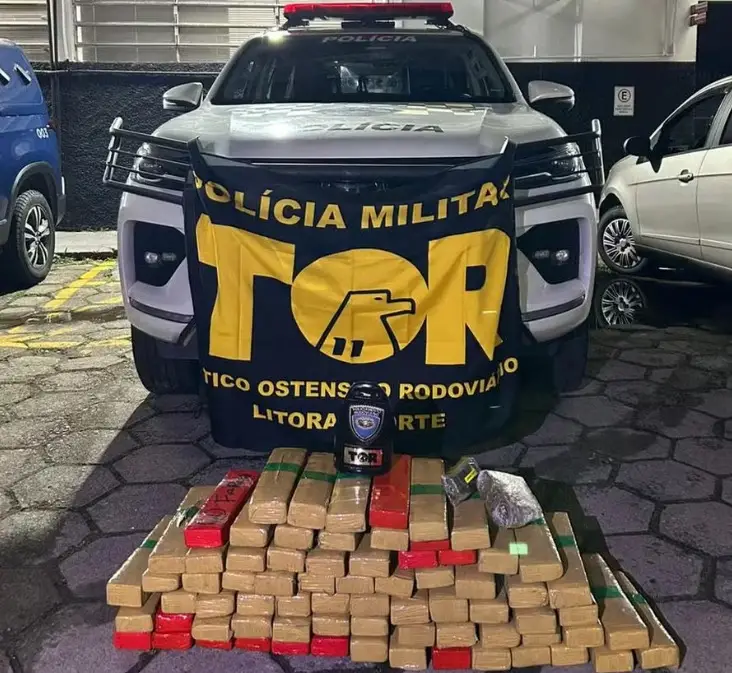 Homem é preso com 60 quilos de maconha na Tamoios após tentar evitar blitz