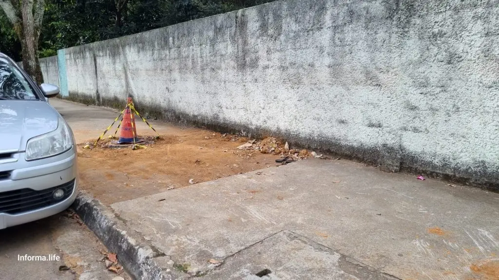Sabesp fecha buraco que surgiu na calçada do Aquarius