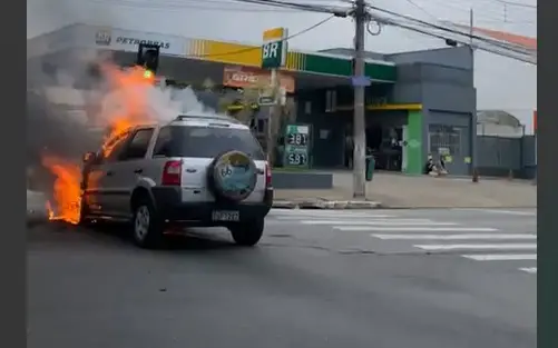 Carro pega fogo no cruzamento da Iguape com a Andrômeda