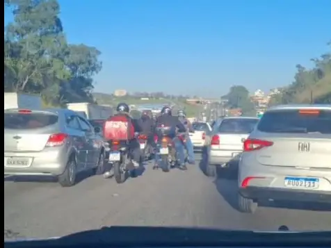 Motociclista fica ferido em colisão na Via Dutra, em São José dos Campos