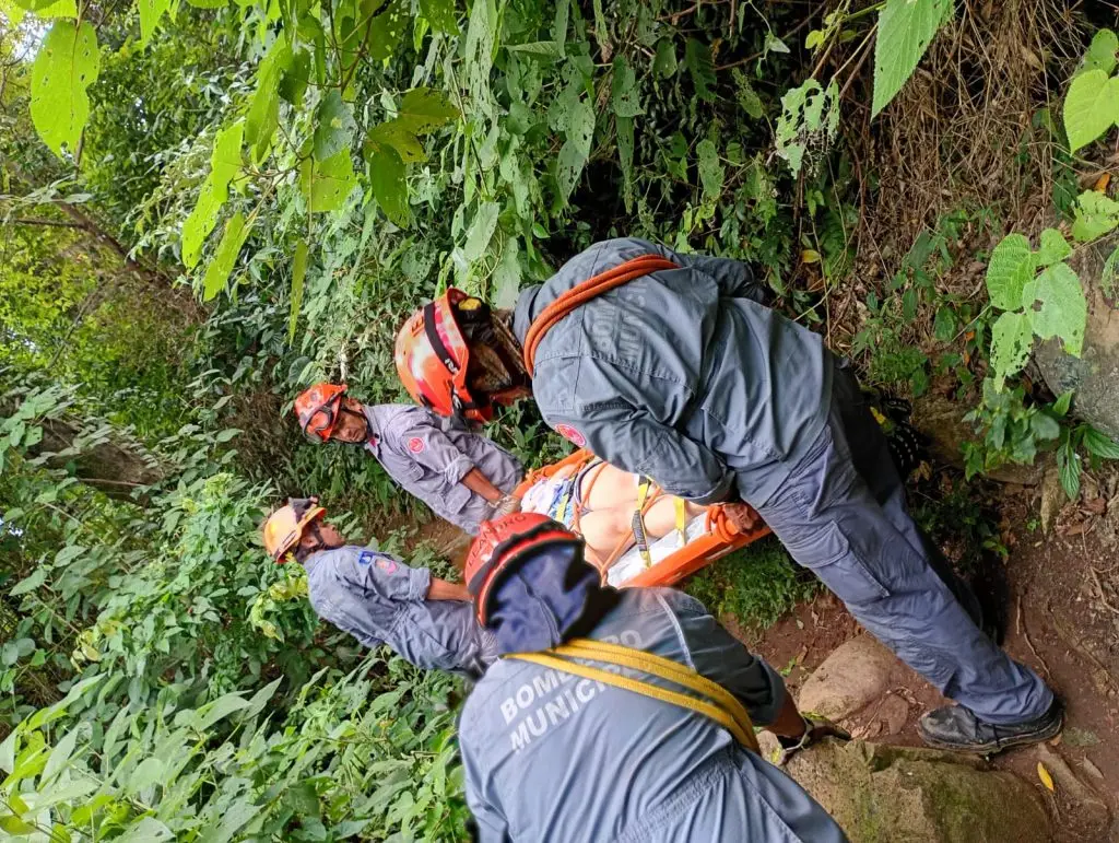 Mulher sofre queda em trilha de cachoeira em Ilhabela e é resgatada pelos Bombeiros