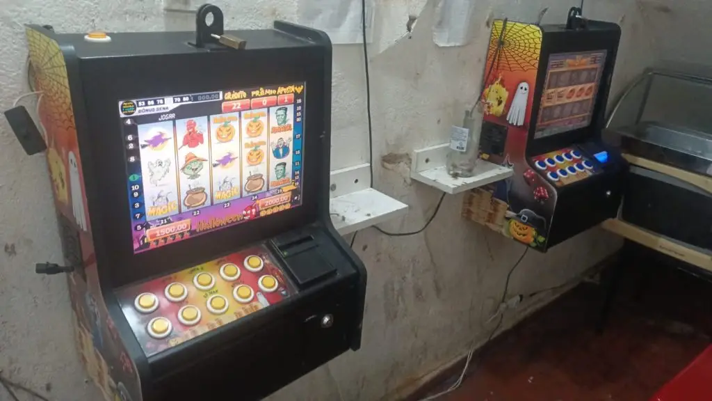 Polícia flagra jogos de azar e detém envolvidos em adega de São José