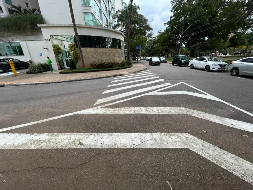 Sinalizações de trânsito recebem manutenção no Jardim Aquarius