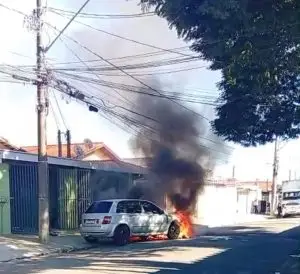 Carro pega fogo no Jardim Colonial em São José dos Campos