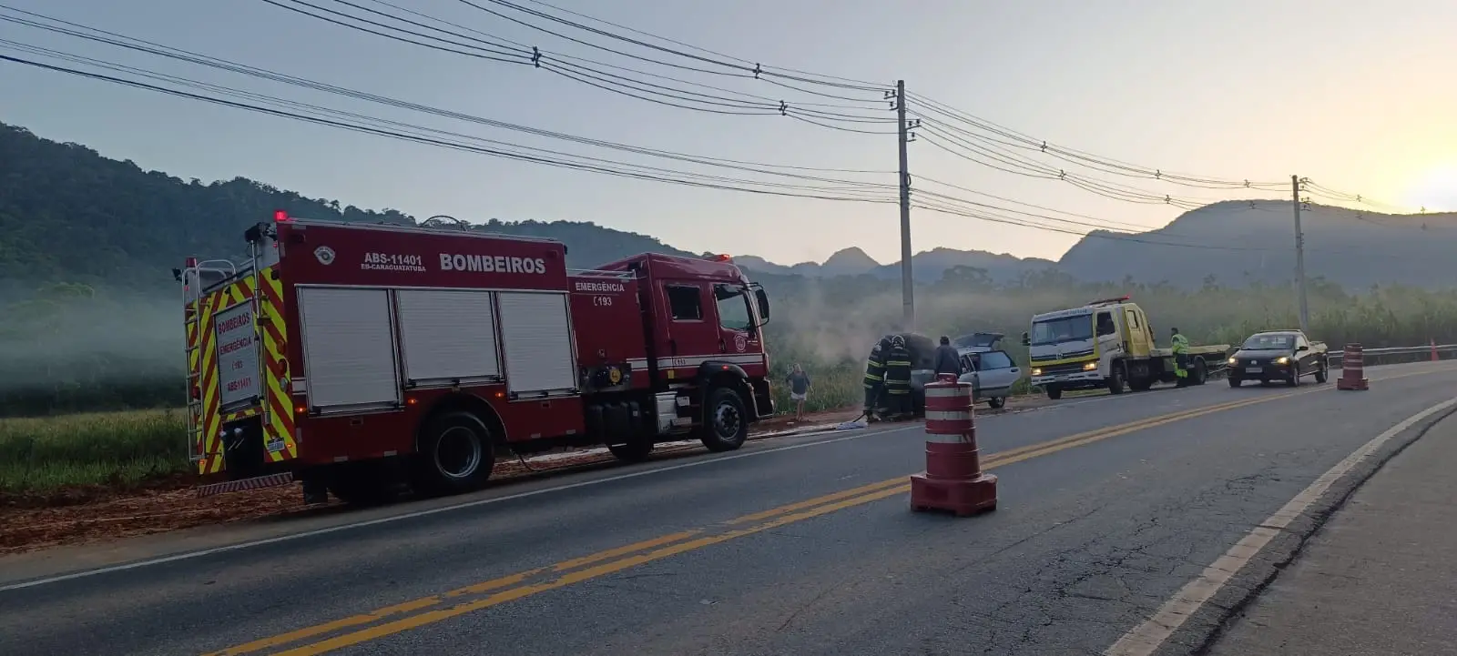 Veículo em movimento pega fogo em Caraguatatuba