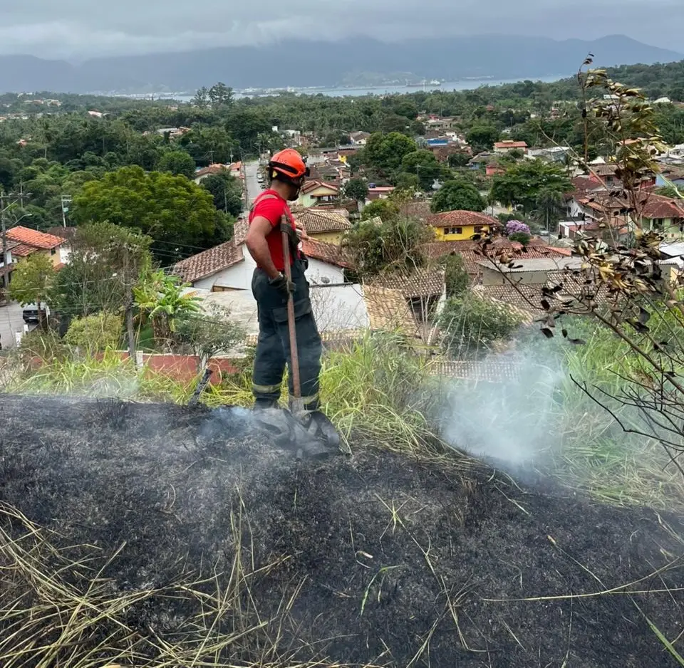 Incêndio em vegetação assusta moradores no bairro da Água Branca, em Ilhabela