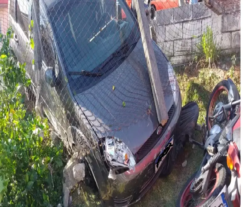 Carro invade condomínio e atinge motos e bicicleta na zona leste de São José
