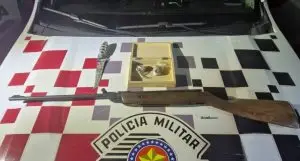 Filho agride pai, ameaça irmão e acaba preso, com espingarda, pela PM