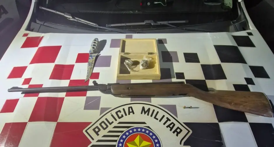Filho agride pai, ameaça irmão e acaba preso, com espingarda, pela PM