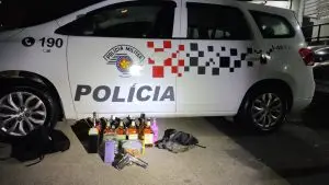 Homem é preso e menor apreendido pela PM após roubo na zona leste