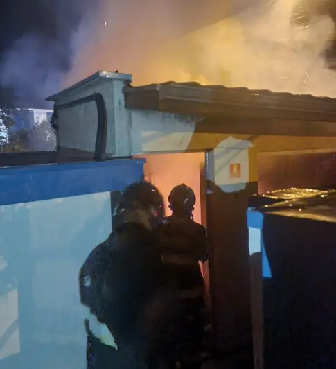 Incêndio atinge pousada e mobiliza bombeiros durante a madrugada