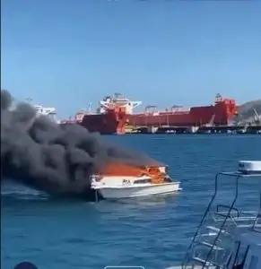 Incêndio em lancha no Canal de São Sebastião; duas pessoas pulam no mar e são resgatadas