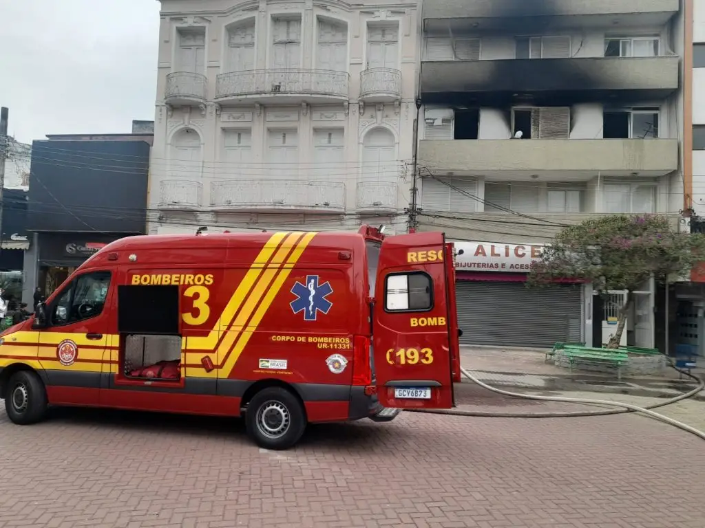 Incêndio no terceiro andar gera resgate de idosa e cadeirante em Guaratinguetá