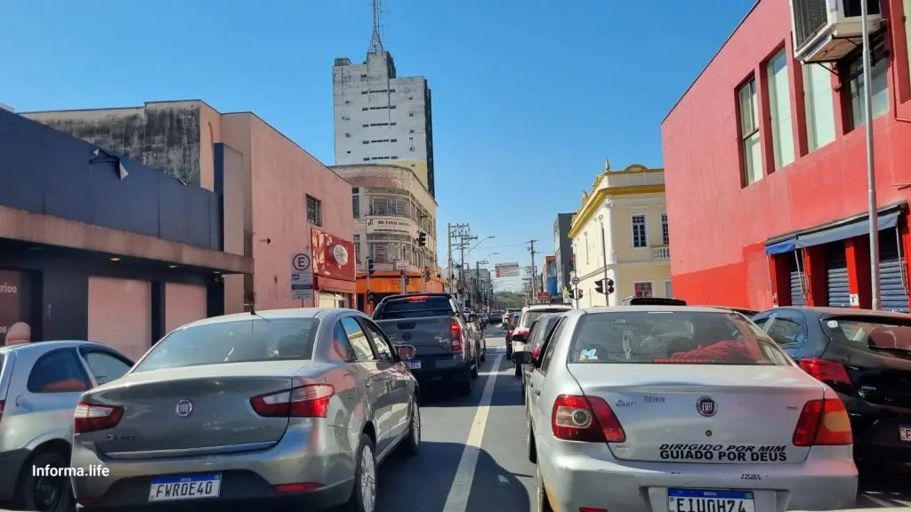 Loja Busca Busca causa filas e trânsito no centro de São José dos Campos em pleno domingo, com ruas cheias e grande movimentação de consumidores.