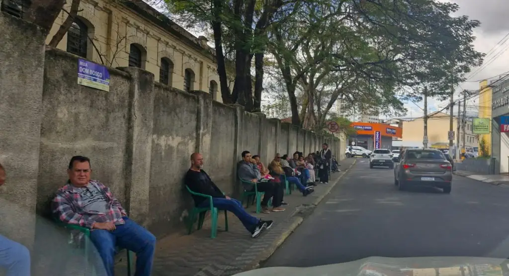Lorena Pacientes sentados em cadeiras pela calçada aguardam atendimento do AME